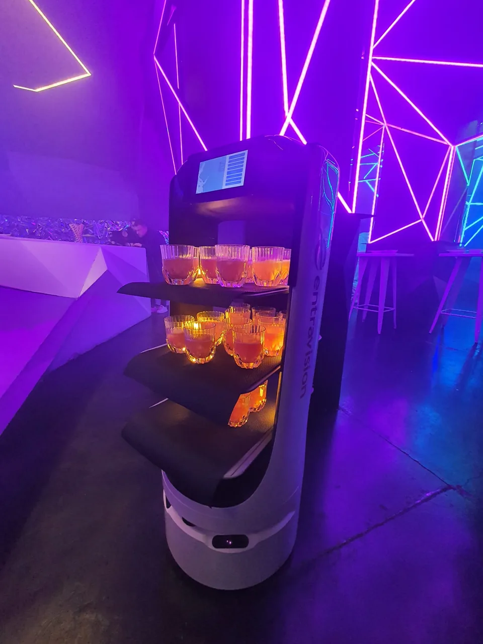 Robot camarero sirviendo cócteles en Showroom Fashion Bar — innovación en eventos Barcelona