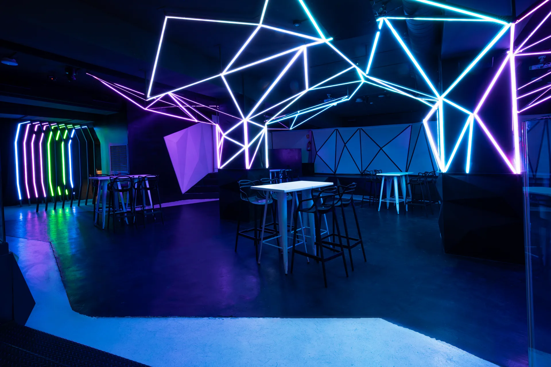 Sala Principal con escenario, iluminación y pasarela